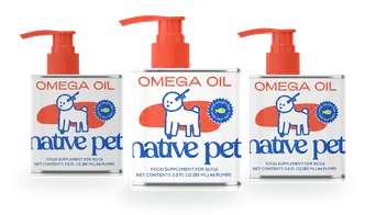 Tres latas de Native Pet Omega Oil, la del centro de frente y las de los lados giradas